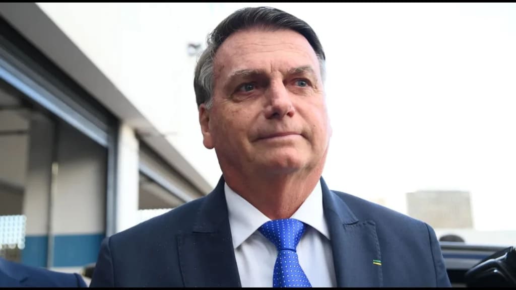 Bolsonaro avisa ao STF que estará fora do país para a posse de Javier Milei, na Argentina