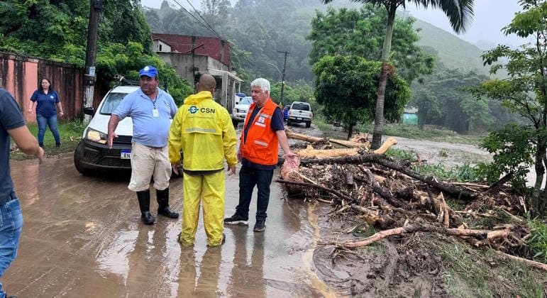 Chuva deixa dois idosos mortos em asilo e causa a saída de 300 pessoas de casa em Angra dos Reis (RJ)