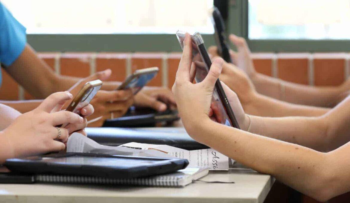 Uso excessivo de dispositivo digital afeta desempenho de alunos