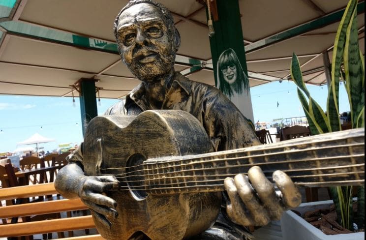 Gilberto Gil é homenageado com estátua na orla de Copacabana