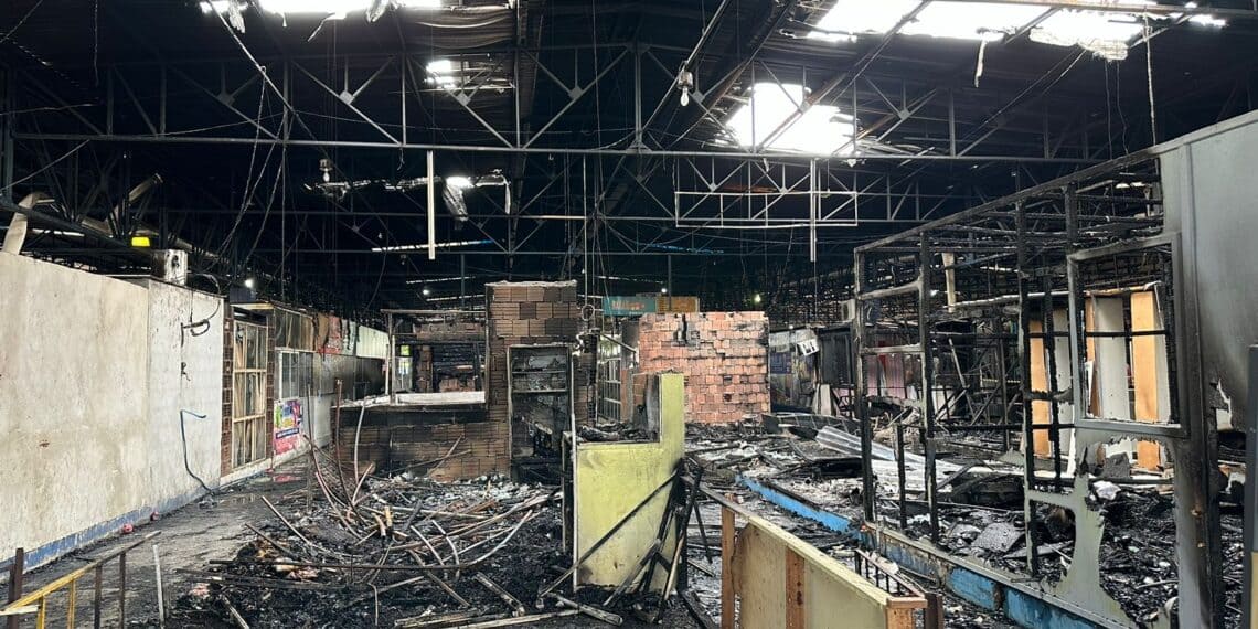 Incêndio destrói 19 boxes na Feira do Santo Antônio