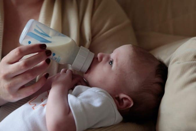 OMS libera leite de vaca para crianças entre 6 a 11 meses que não mamam