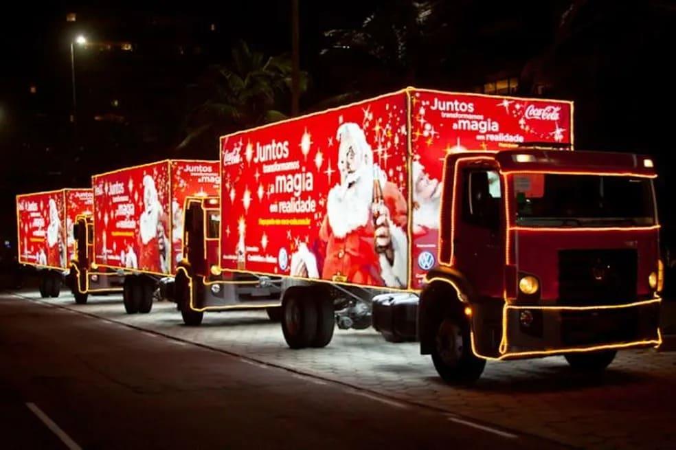 Manauara Shopping recebe a tradicional Caravana de Natal da Coca-Cola 2023, ao seu redor