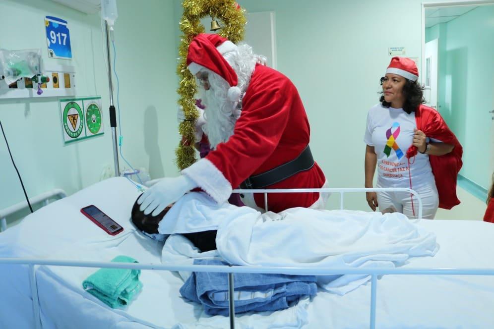 Pacientes da Fundação Cecon recebem a visita do Papai Noel