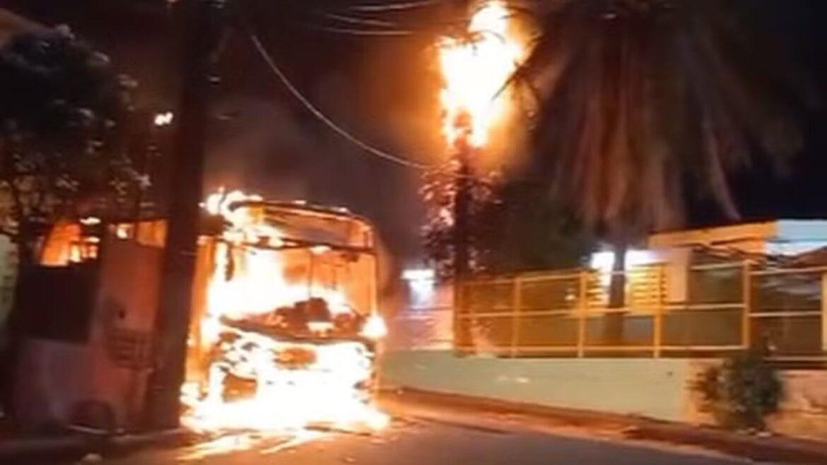 Bandidos incendeiam ônibus após atirarem em viatura da PM, em Manaus