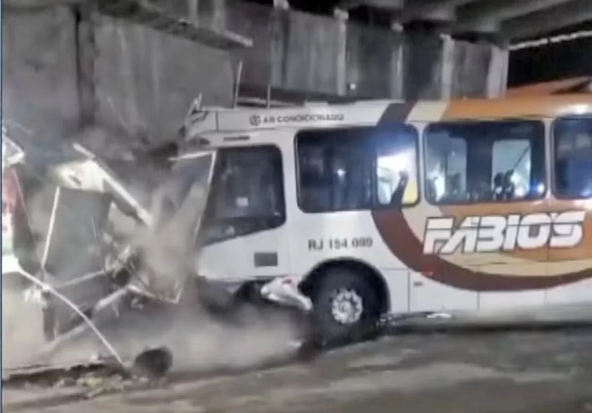 Ônibus desgovernado arrasta carros e deixa 9 feridos no Rio