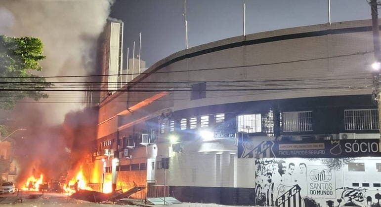 Torcida do Santos ateia fogo no lado de fora da Vila Belmiro após rebaixamento