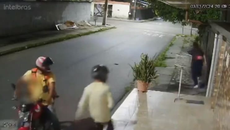 Vídeo: homem tem arma apontada pra cabeça após fugir de assaltantes