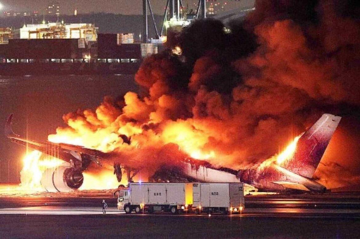 Vídeo: avião pega fogo em aeroporto de Tóquio e 367 passageiros são evacuados