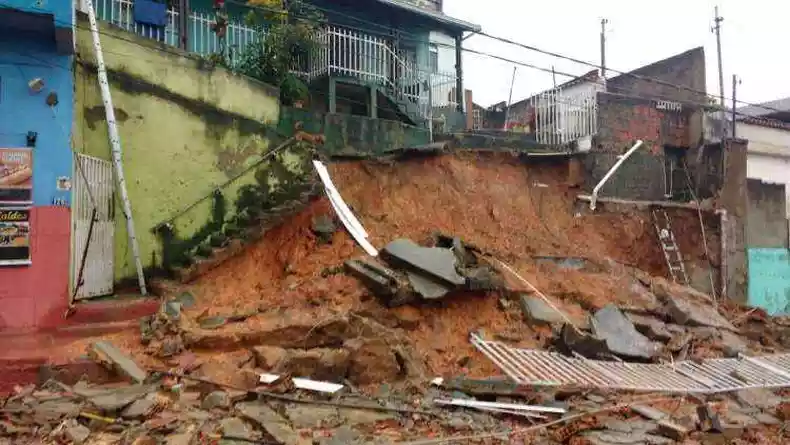 Chuva causa estragos, inundações e deixa 25 pessoas ilhadas em Belo Horizonte