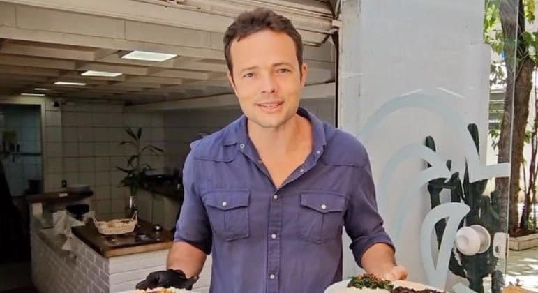 Longe da televisão, ator Daniel Dalcin vende frango assado no RJ