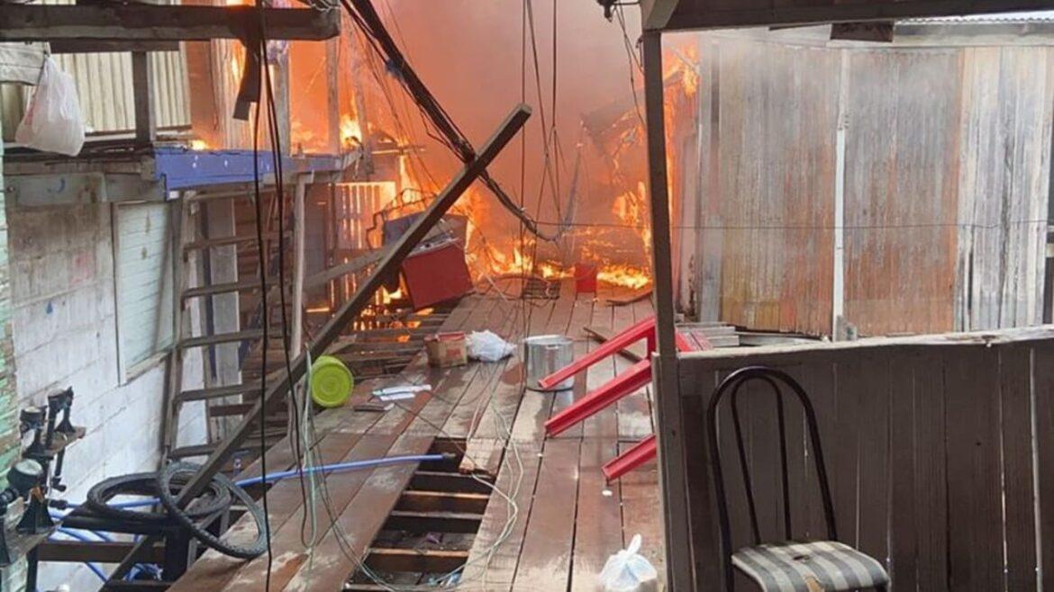 Incêndio atinge várias casas e desabriga famílias em Manaus