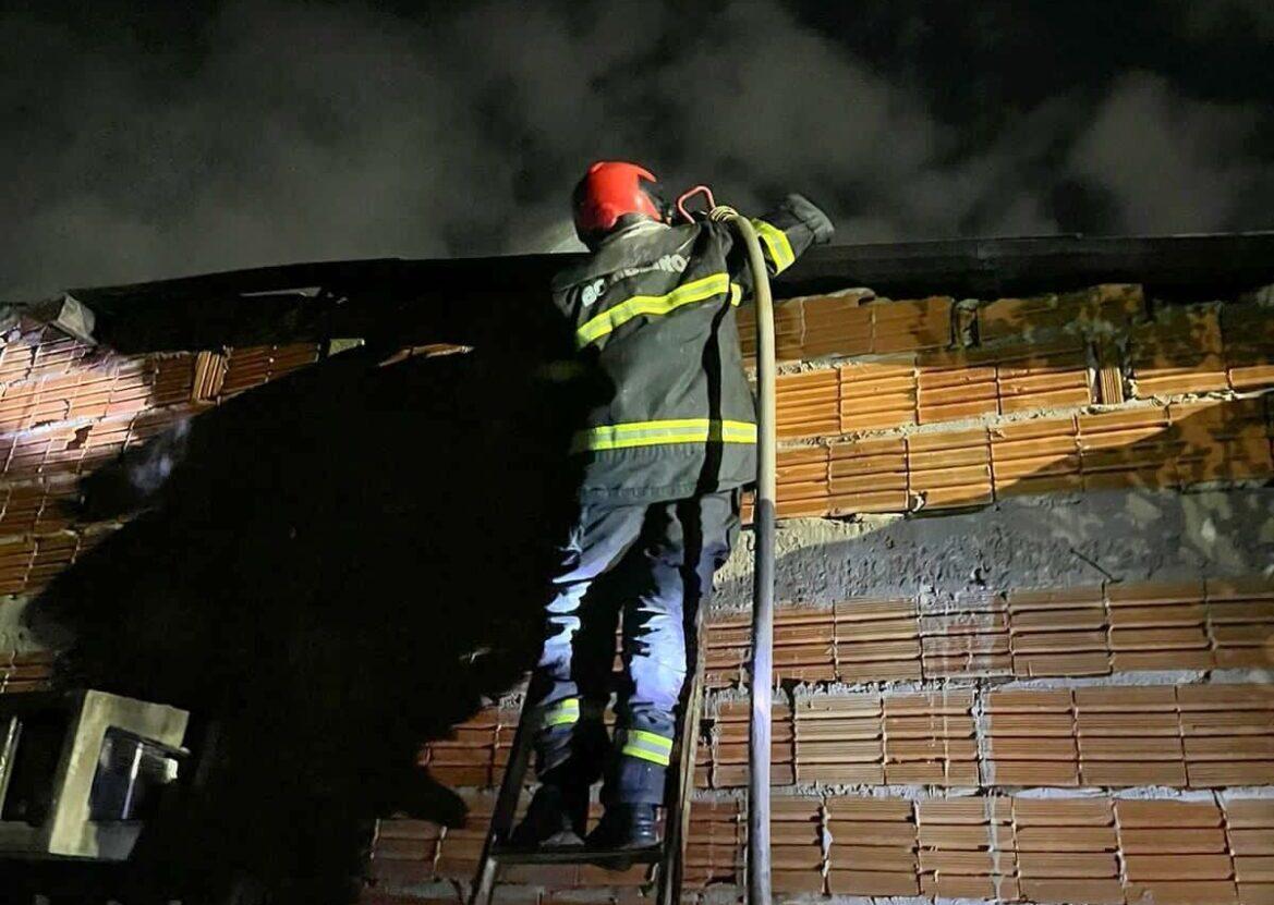 Corpo de Bombeiros combate incêndio em residência de alvenaria,em Parintins
