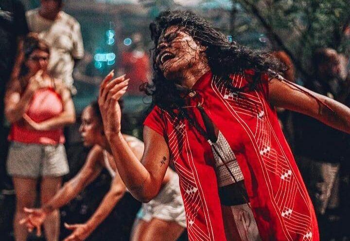 Bailarina do Corpo de Dança do Amazonas se destaca no carnaval carioca representando os povos Yanomami