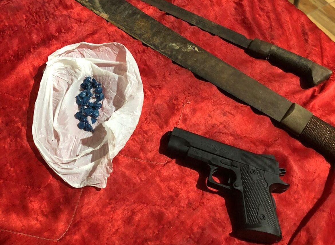 Polícias prendem homem em via pública com pasta base de cocaína, em Juruá