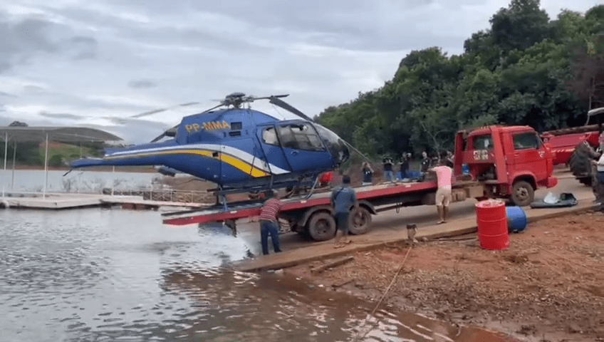 Helicóptero é retirado de lago quase 30 horas depois de queda em Capitólio (MG)