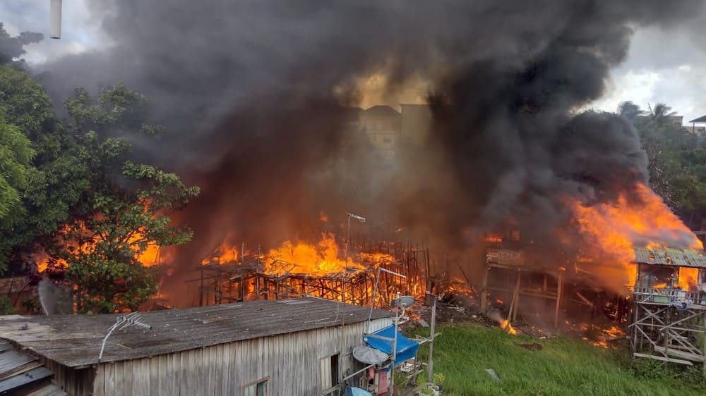 Incêndio destrói mais de 30 casas na Comunidade do Céu, bairro Aparecida