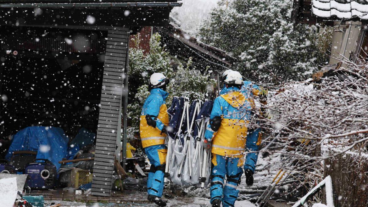 Idosa de 90 anos resgatada com vida 5 dias após terremoto no Japão