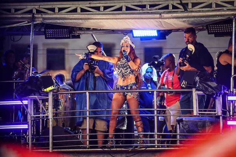 Anitta interrompe trio elétrico para fazer alerta: 'Polícia, pega'