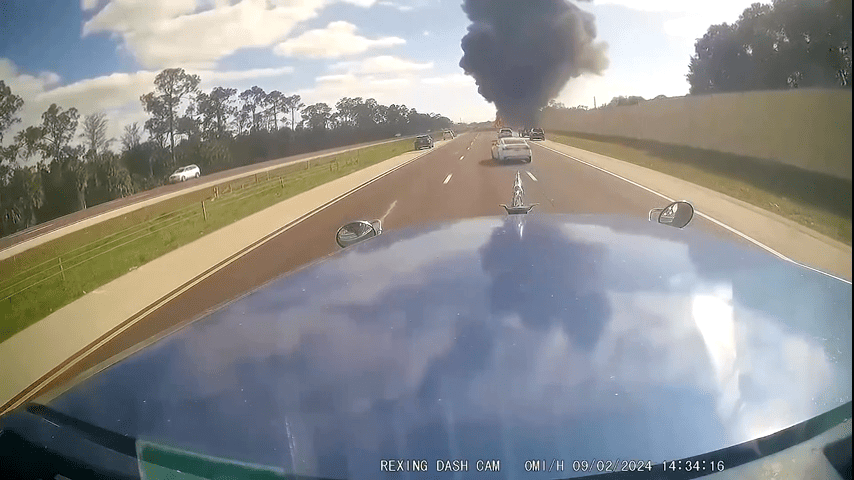 Vídeos: câmera grava hora em que avião perde altitude, pousa em rodovia, bate em carro e explode