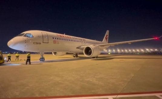 China mostra ao mundo jato C919, avião de passageiros que promete desafiar os rivais A320 e o 737