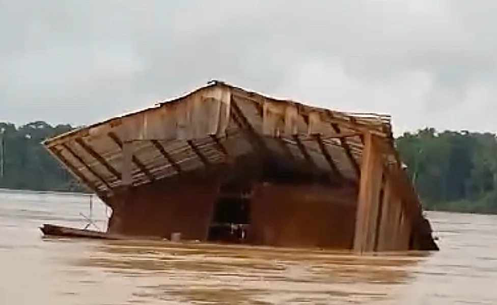 Casa é arrastada por correnteza durante enchente no Acre