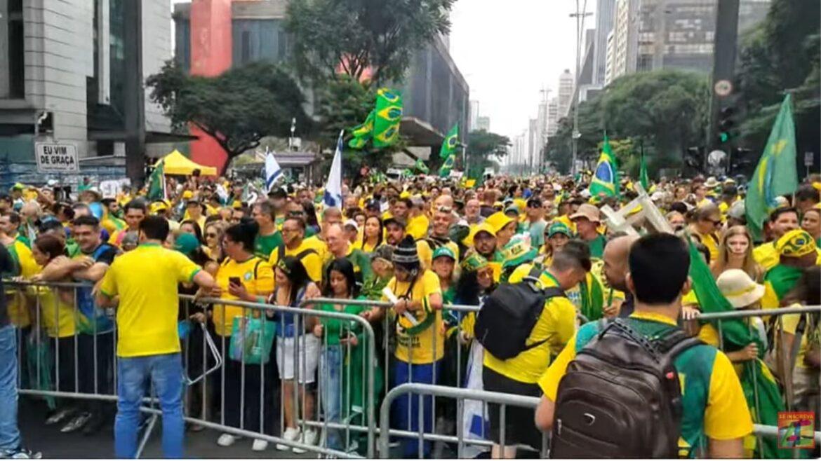 Apoiadores do ex-presidente Jair Bolsonaro participam de manifestação na avenida Paulista