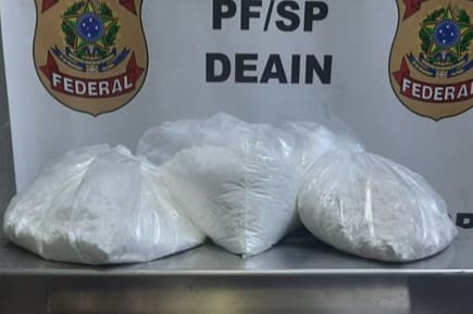 PF detém passageiros com passaportes falsos e droga