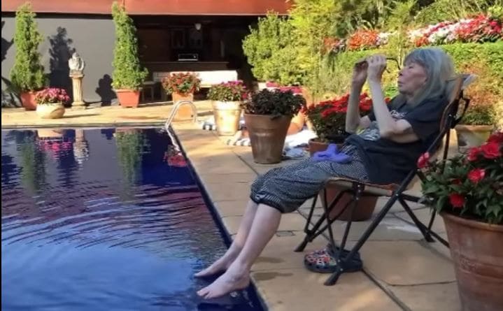 Roberto de Carvalho publica vídeo de Rita Lee à beira da piscina