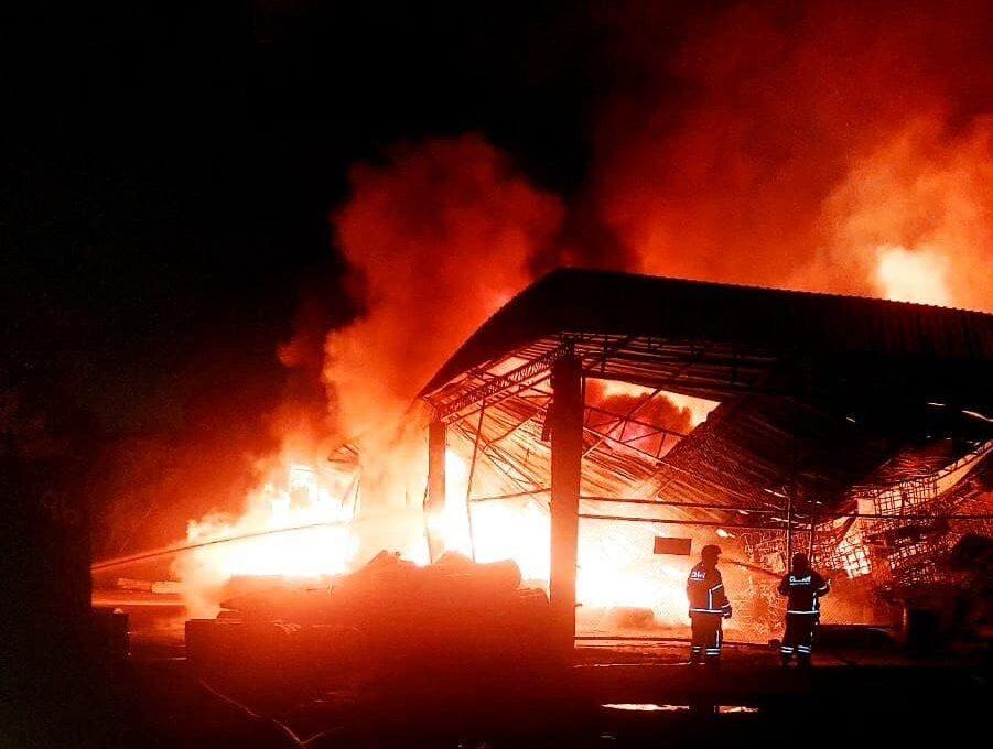 Corpo de Bombeiros combate incêndio de grande proporção em fábrica de colchões no bairro Distrito