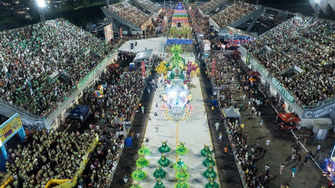 Carnaval na Floresta: Público prestigia os desfiles das escolas de samba do Grupo Especial no Sambódromo de Manaus