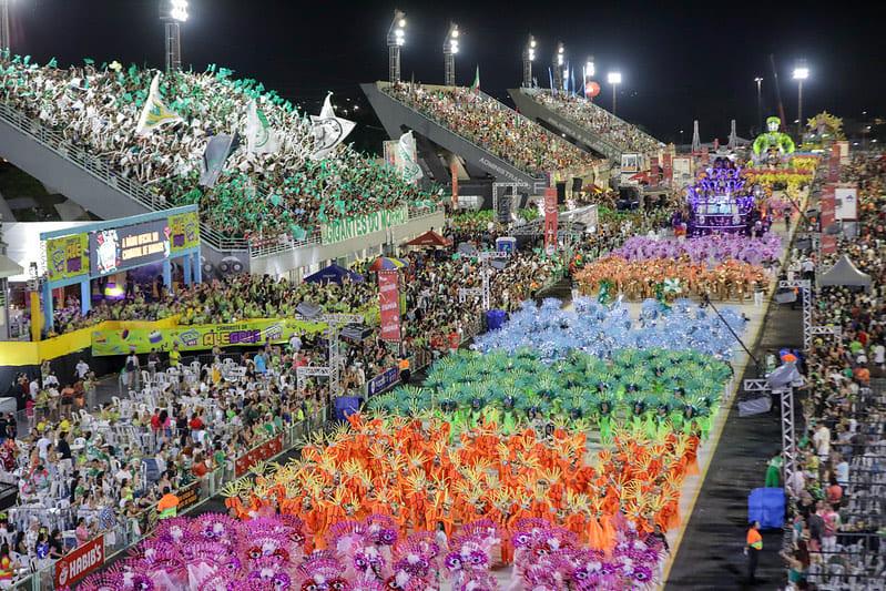 Carnaval na Floresta 2024: Desfile das escolas de samba reúne 60 mil espectadores no Sambódromo