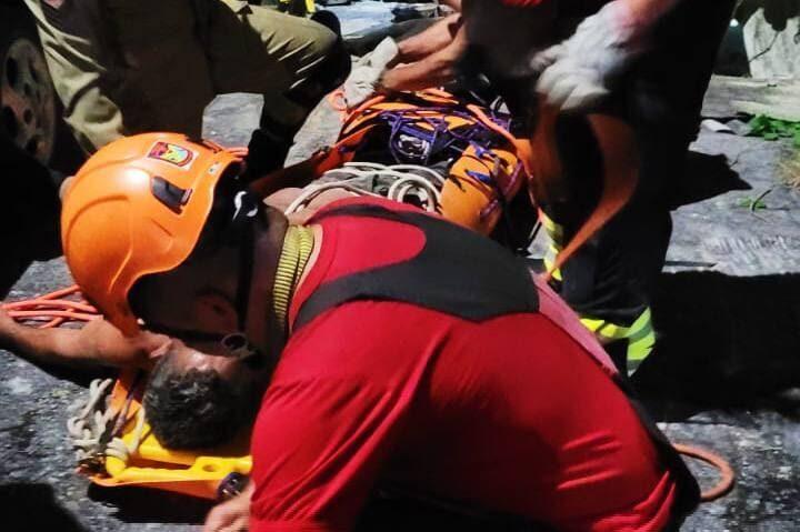 Bombeiros resgatam homem que caiu de barranco de 60 metros de altura no bairro Jorge Teixeira