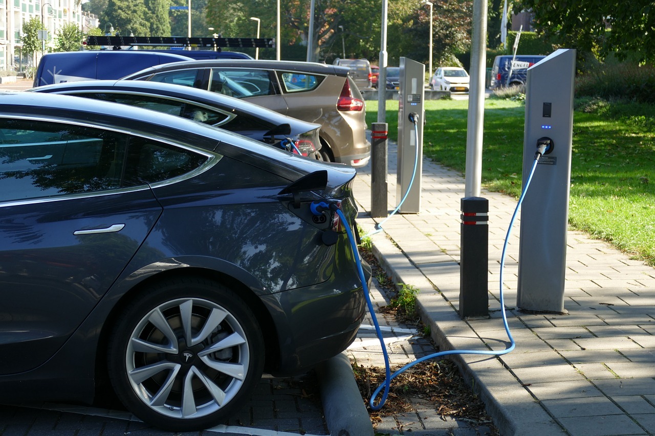 Falta de postos de recarga retrai vendas de carros elétricos