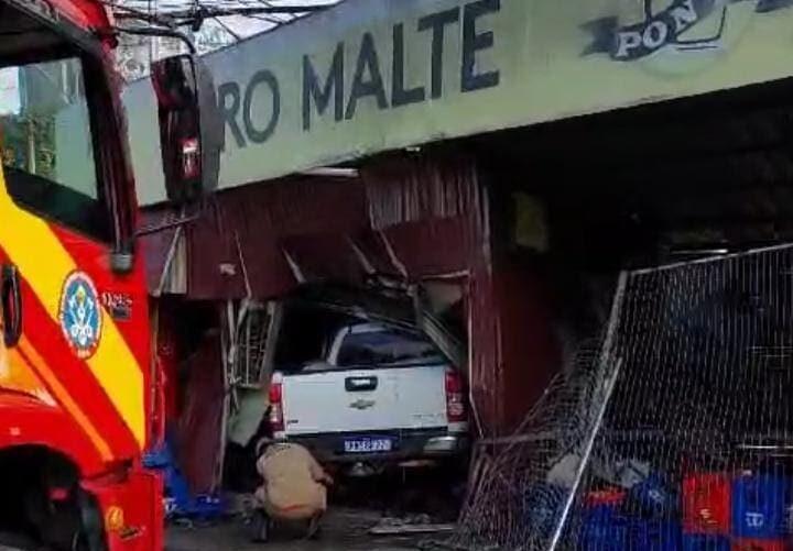 Carro invade bar, mata garçonete e deixa outro funcionário com perna quebrada em Manaus