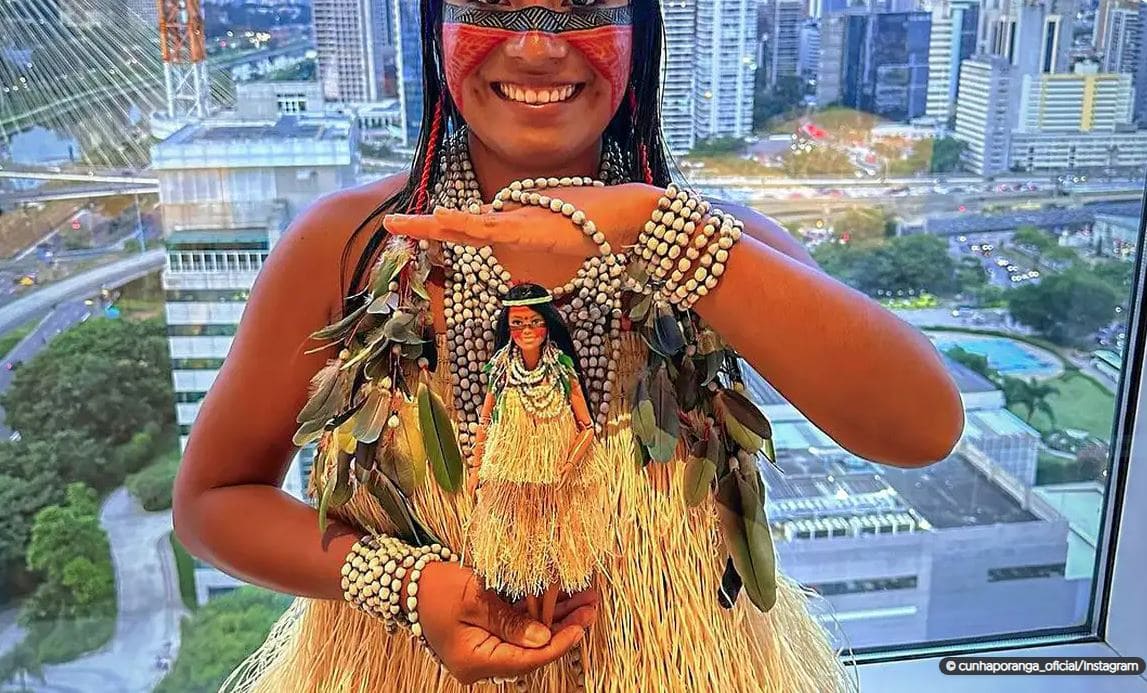 Indígena brasileira vira Barbie nos 65 anos da boneca