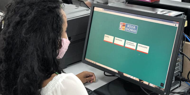 Prefeitura de Manaus lança edital do programa Bolsa Idiomas com mais de 38 mil oportunidades para o estudo de língua estrangeira