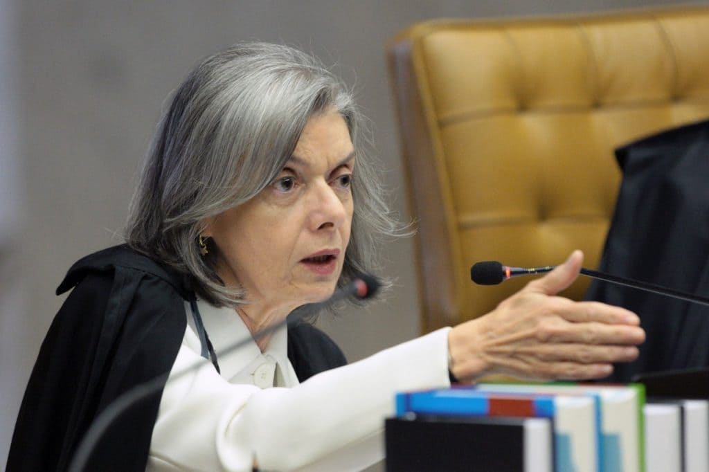 Cármen Lúcia é eleita presidente do TSE para os próximos dois anos