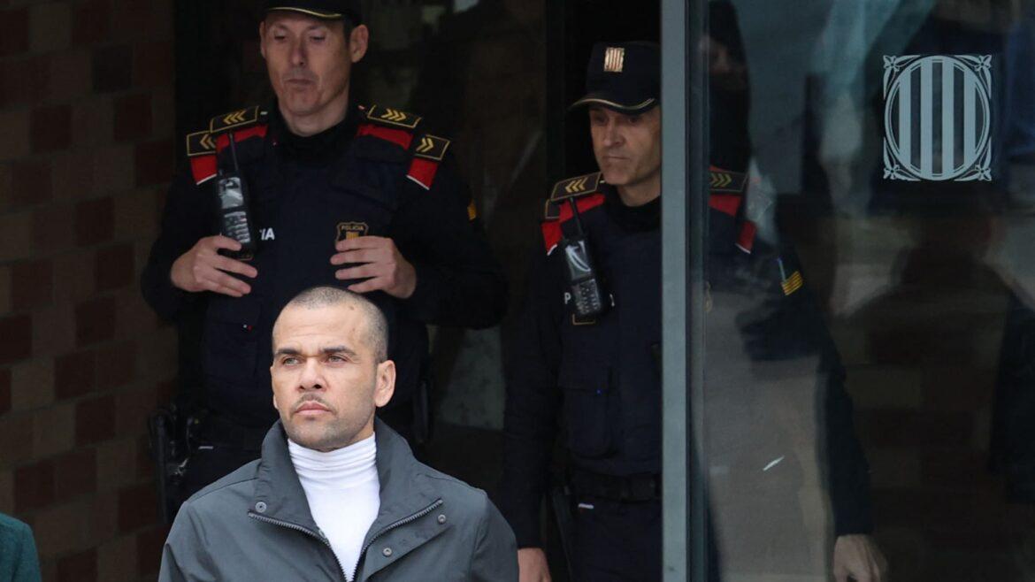 Daniel Alves deixa prisão após pagar fiança de R$ 5,4 milhões