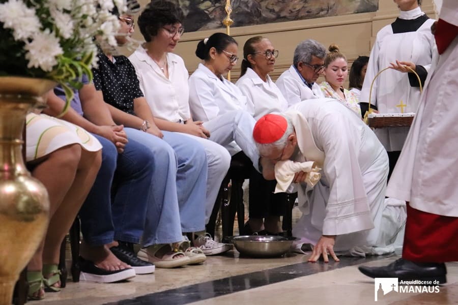 Fieis participam da Missa da Ceia do Senhor e Lava-Pés na Catedral Metropolitana de Manaus