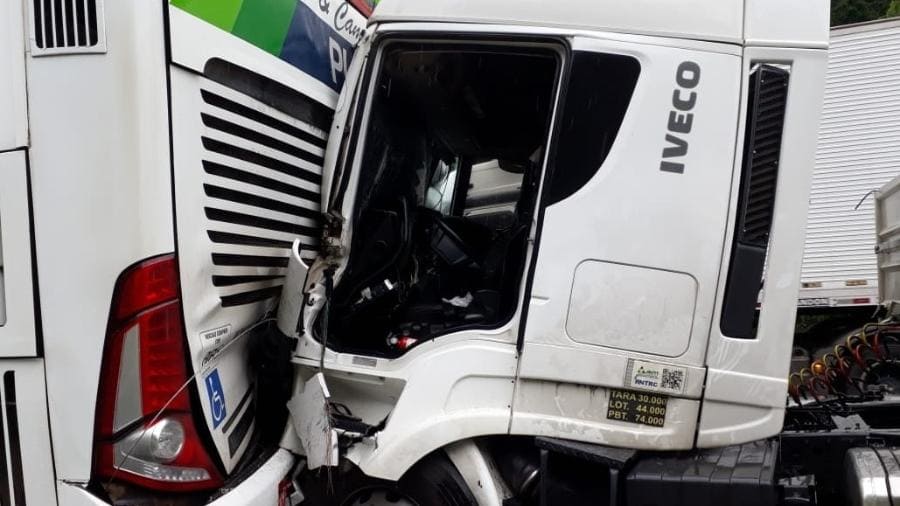 Carretas esmagam carro em tragédia com quatro mortos na rodovia Régis Bittencourt