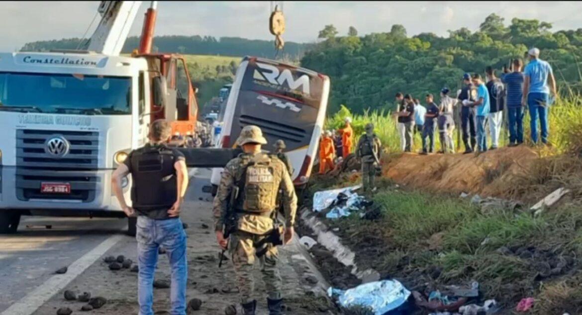 Acidente com ônibus mata oito pessoas na Bahia