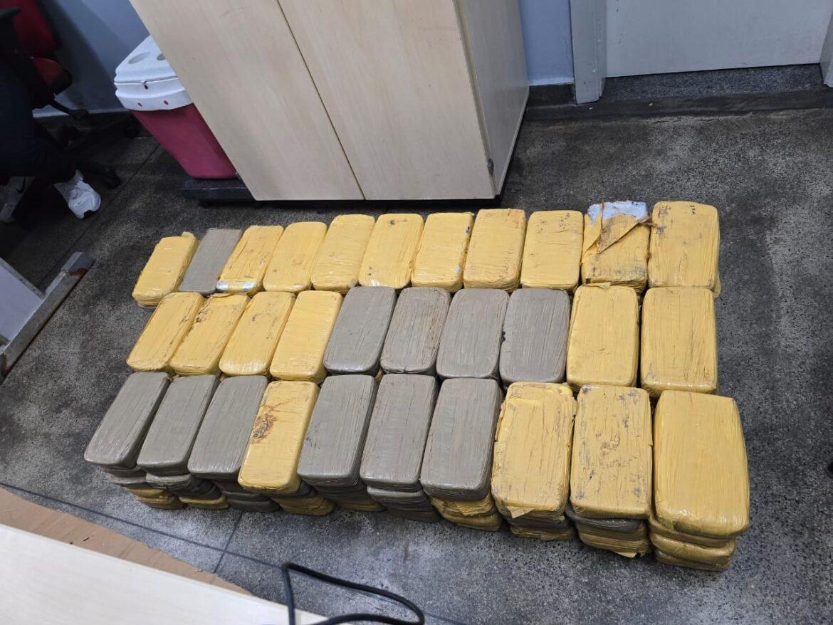 Homem é preso com 155 tabletes de cocaína que seriam transportados em caminhão baú para Roraima