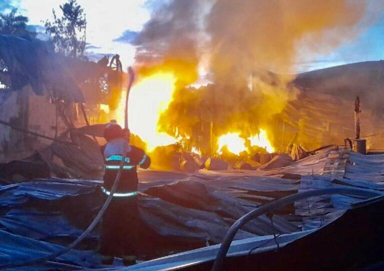 Bombeiros combatem incêndio de grande proporção em fábrica de colchões, em Rio Preto da Eva