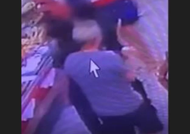 Vídeo mostra homem passando mão nas nádegas de mulheres em supermercado de Manaus