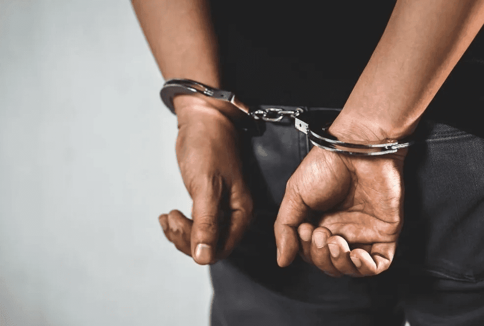 Polícia prende homem condenado a 20 anos de reclusão por estuprar a enteada