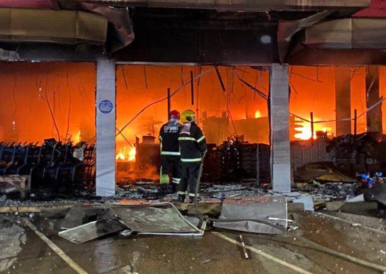 Corpo de Bombeiros combate incêndio de grandes proporções em supermercado, em Manacapuru