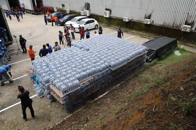 Prefeitura de Manaus monta operação de ajuda humanitária ao Rio Grande do Sul e recebe doação de água