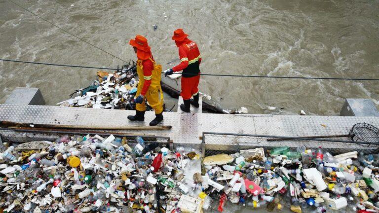 Limpeza urbana:  Primeiras ecobarreiras da prefeitura já coletaram 60 toneladas de resíduos e têm impedido que lixo chegue ao rio Negro