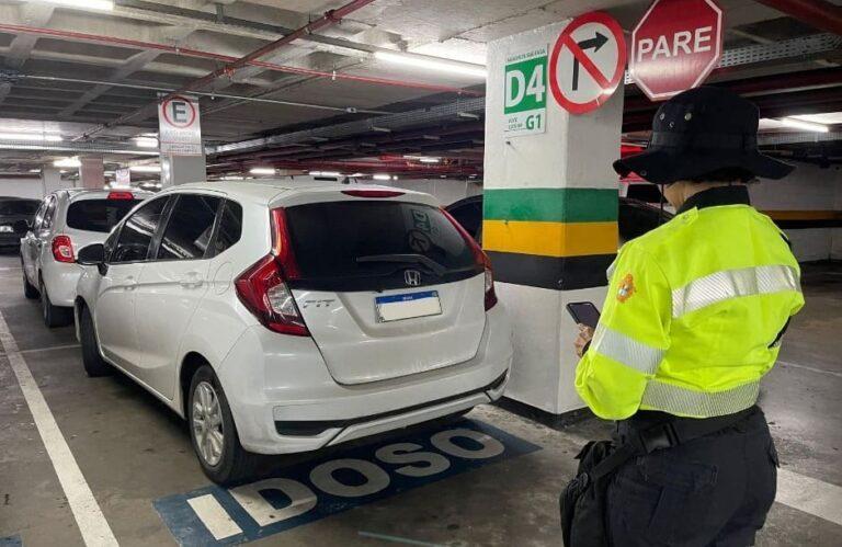Prefeitura fiscaliza o uso de vagas especiais em estacionamento de shopping na zona Leste de Manaus